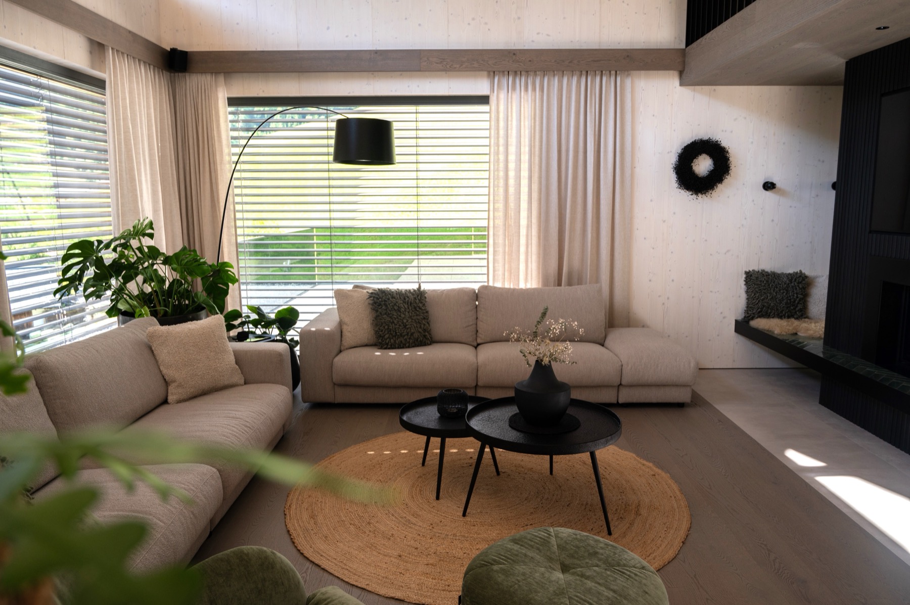 Ruhiger Wohnbereich mit Sofa